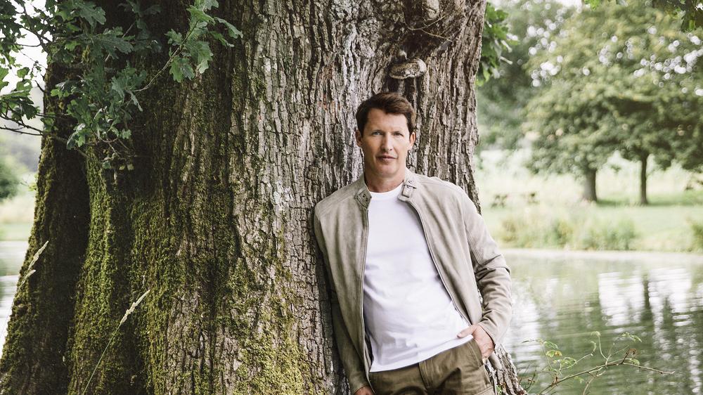 James Blunt: James Blunt neben einem Baum.  Und rate was?  Sogar dieser Baum kann "Du bist wunderschön" mitsingen.