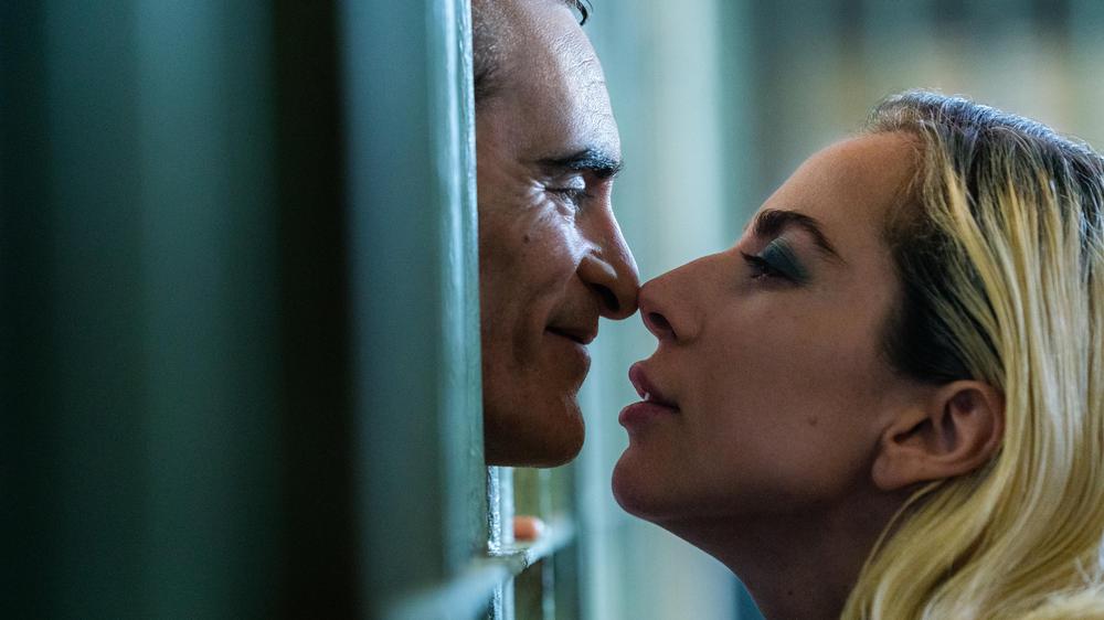 "Harlekijn" van Lady Gaga: Leuk! Lady Gaga (rechts) en Joaquin Phoenix in een prachtige scène "Joker: Folie à Deux"