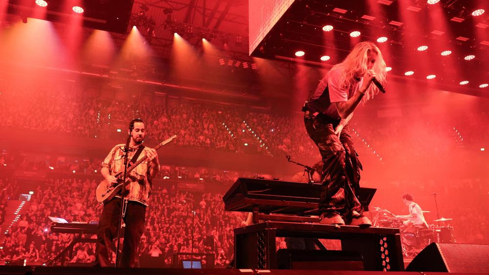 Linkin Park em Hamburgo: Luz vermelha, camisa rosa: Mike Shinoda e Emily Armstrong no show do Linkin Park em 22 de setembro em Hamburgo