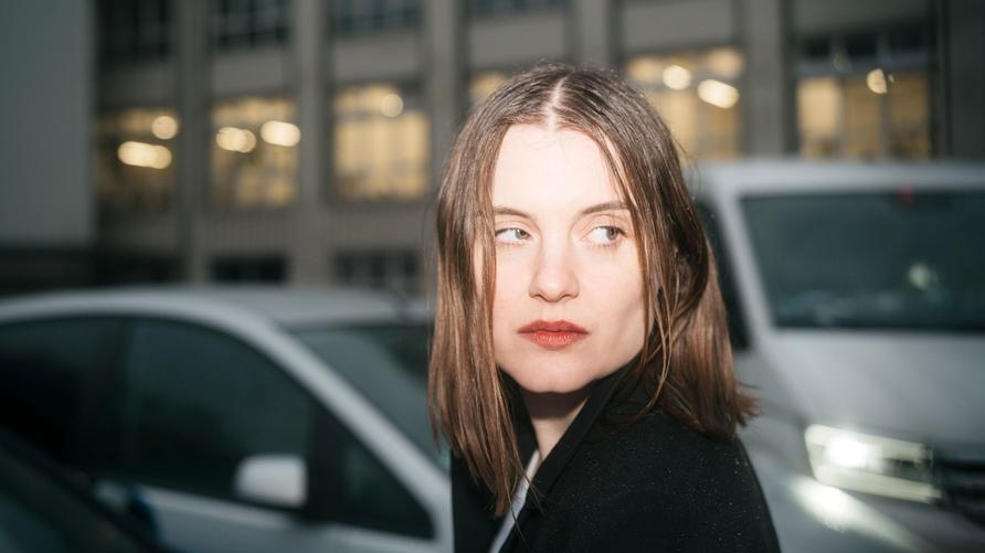 "Squeeze Me" von Sophia Kennedy: Sei eine Peitsche unter Federn