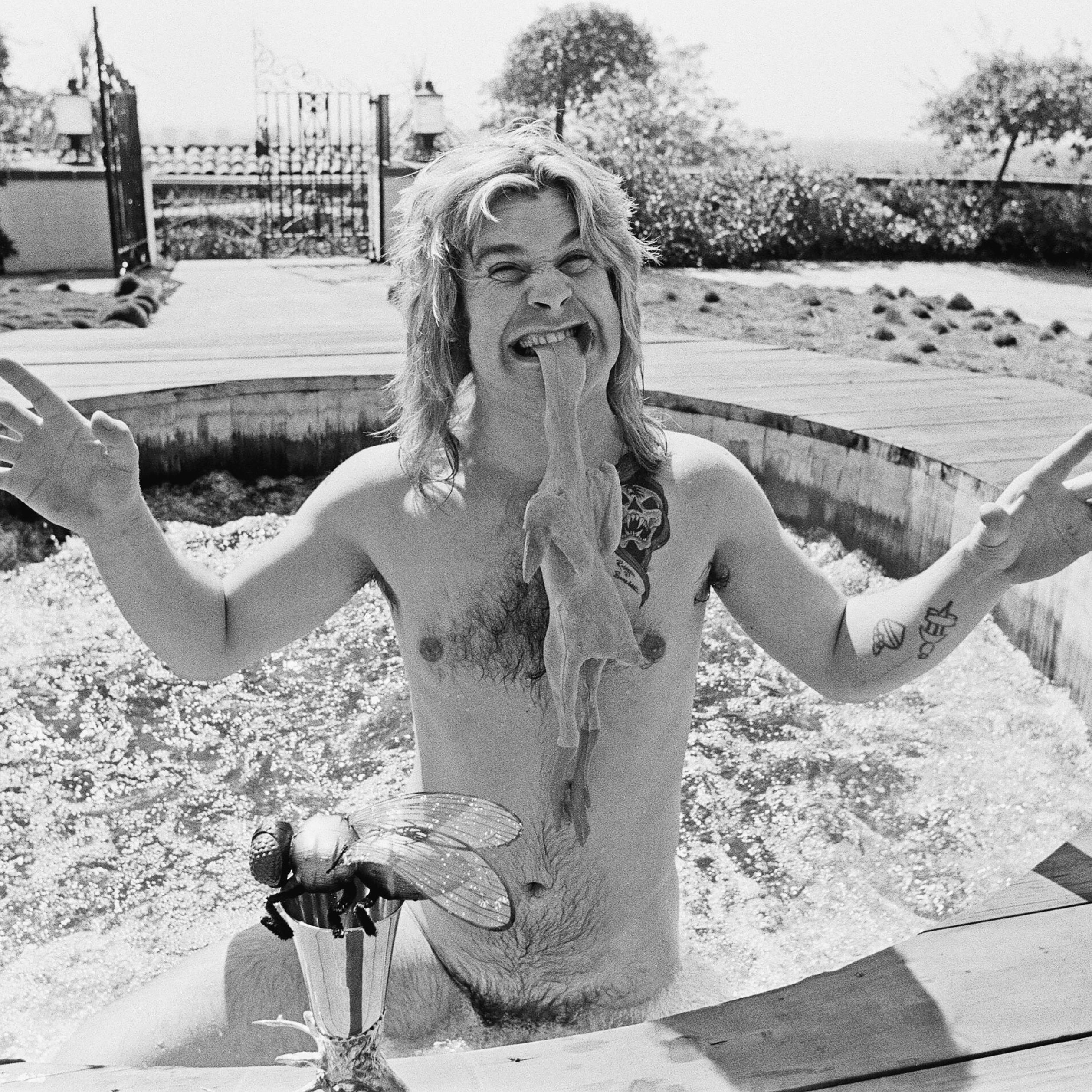 Ozzy Osbourne im Jahr 1982 im Garten seiner Villa in Goldwater Canyon, Beverly Hills