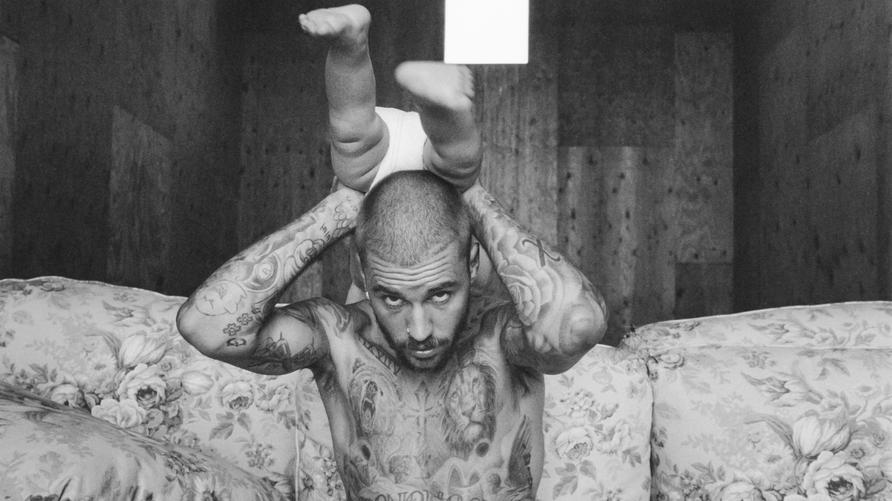 "Swag" von Justin Bieber: Hey Biebs, sag doch mal schnell: Was bedeuten deine Tattoos? Der Künstler mit Baby auf Blumensofa im Jahr 2025