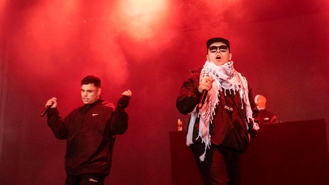 Prozess in Großbritannien: Rapper Mo Chara wegen Schwenkens einer Hisbollah-Flagge vor Gericht