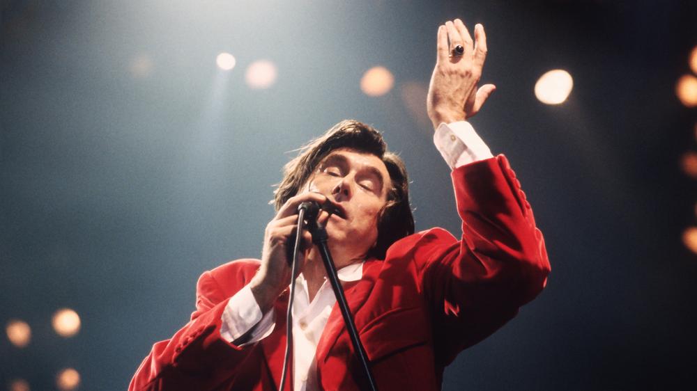 Bryan Ferry: "Ich glaube, dass ich in meiner Arbeit zeige, wer ich gerne wäre", sagt Bryan Ferry. Hier sieht man ihn bei einem Konzert im Jahr 1995.