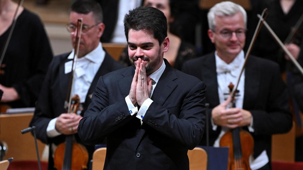  der Dirigent Lahav Shani mit den Münchner Philharmonikern beim Auftritt im Konzerthaus Berlin am 15. September 2025.