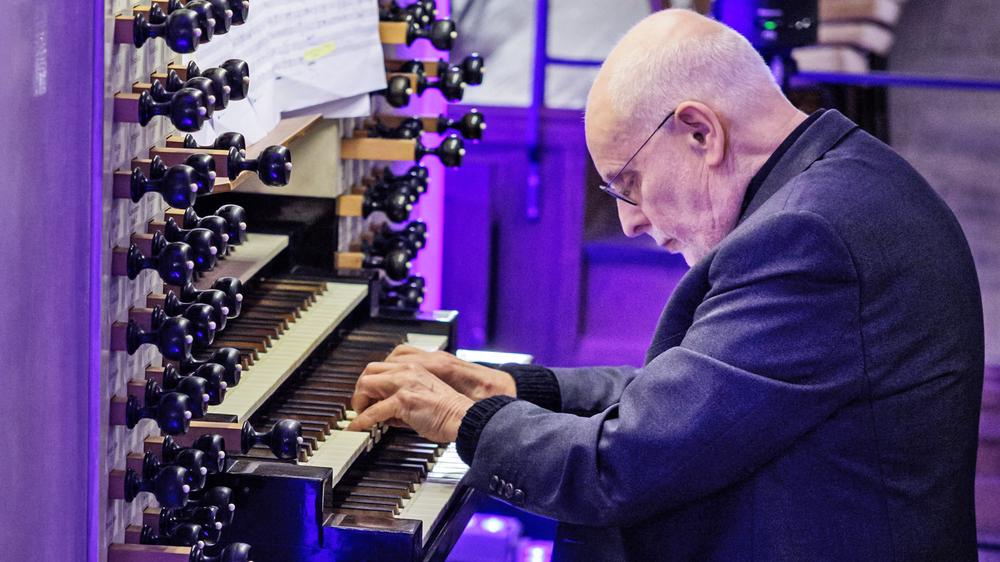 Bach-Konzert in Leipzig: Der holländische Dirigent, Organist und Bachspezialist Ton Koopmann darf die Werke uraufführen.