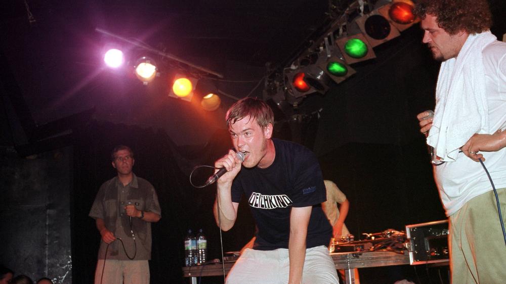  Malte Pittner (mittig) bei einem Auftritt von Deichkind im Berliner Club Knaack im Mai 2000.