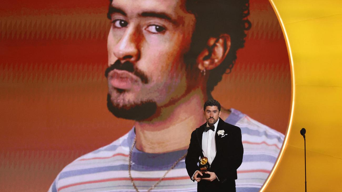 "Debí tirar más fotos" : Bad Bunny gewinnt Grammy für Album des Jahres