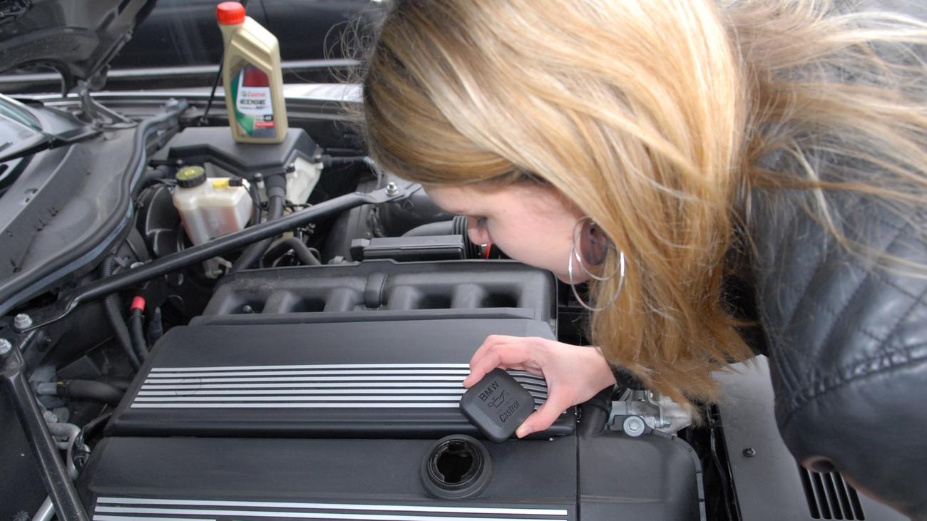 Ölstand und Ölwechsel: Schmierung im Auto & was man selbst machen kann