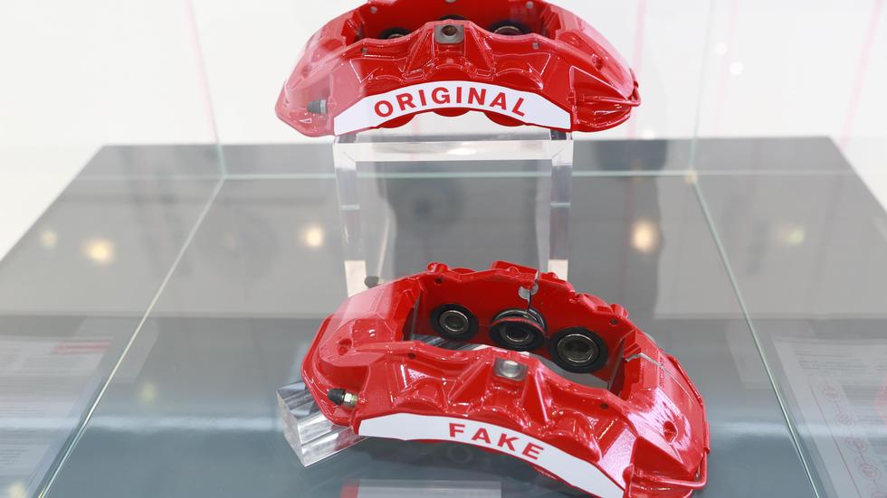 Produktpiraterie: Ein Original-Bremssattel und die Fälschung