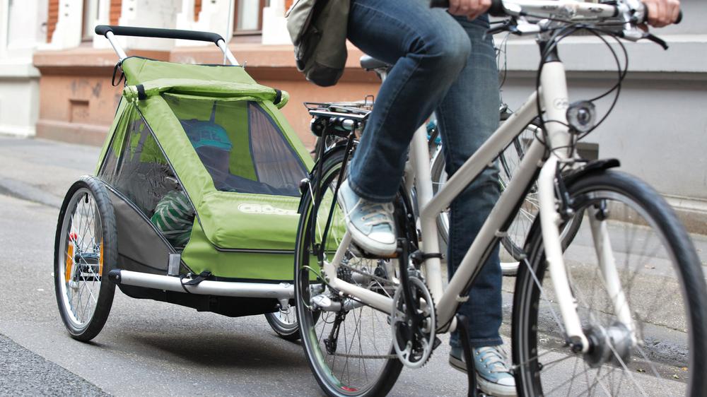 Radfahren: Wann fhrt ein Kind im Fahrradanhnger sicher mit? | DIE ZEIT
