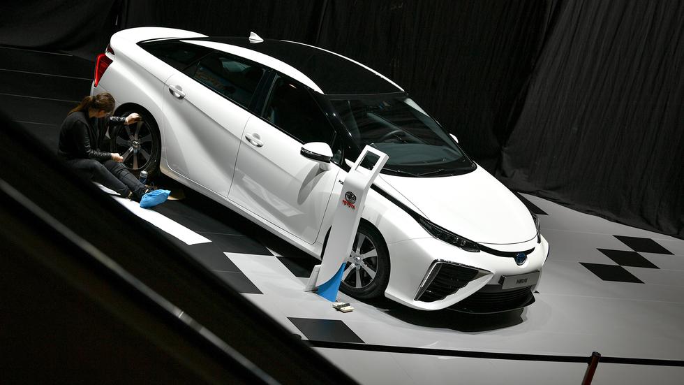 Dieselskandal: Ein Modell des Toyota Mirai wird für den Genfer Autosalon vorbereitet. 