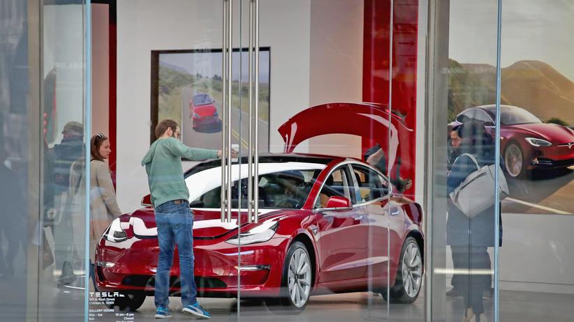 Model 3: Ein Tesla Model 3 wird in Chicago präsentiert.