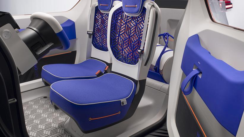 Citroën Ami One: Der Innenraum ist spartanisch eingerichtet. Der Fahrersitz  ist verschiebbar, der Beifahrersitz nicht.