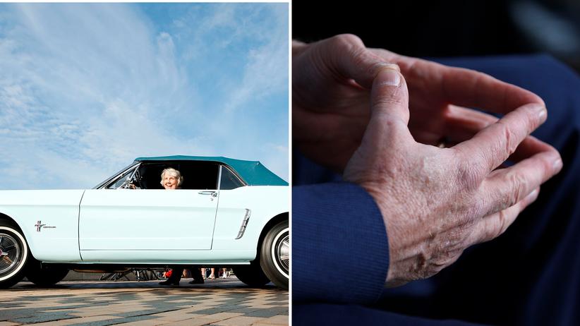 Benzinverbrauch: Der Ford Mustang gilt als Kultauto der 1960er-Jahre. Rechts sind die Hände von Bill Ford, dem Vorsitzenden der Ford Motor Company, zu sehen.