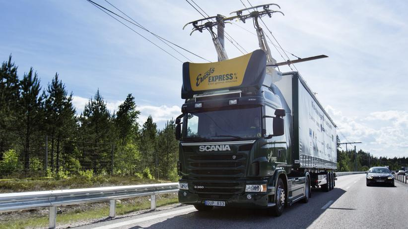 Klimaschutz: Scania testet in Schweden Lastwagen mit Elektromotor, die den Strom aus einer Oberleitung beziehen.