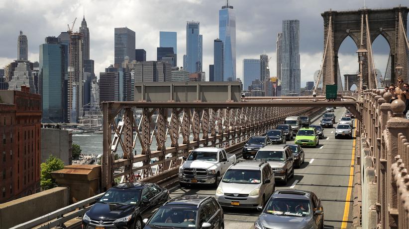 USA: Verkehr auf der Brooklyn Bridge in New York City