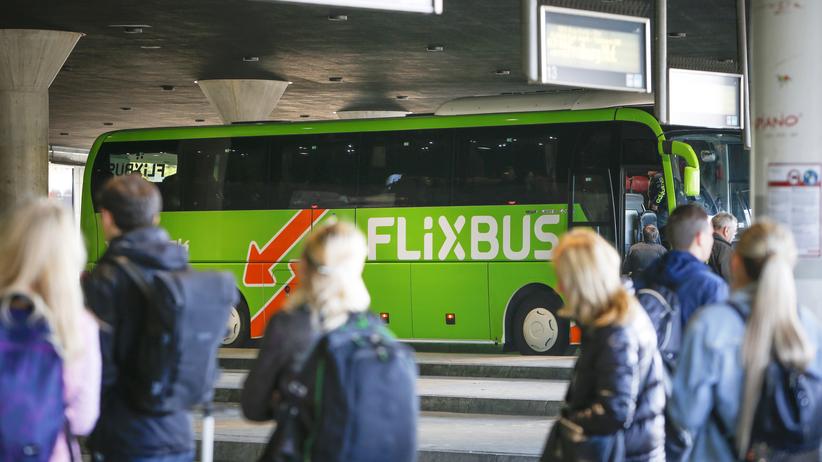 Flixbus: Reisende vor einem Fahrzeug des Fernbus-Anbieters Flixbus