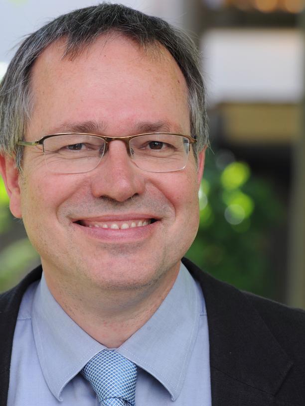 Tilman Bracher ist Volkswirt und arbeitet am Deutschen Institut für Urbanistik (Difu) in Berlin. Dort leitet er den Bereich Mobilität und forscht unter anderem zur Mobilitätsentwicklung, zum Radverkehr und zum ÖPNV.