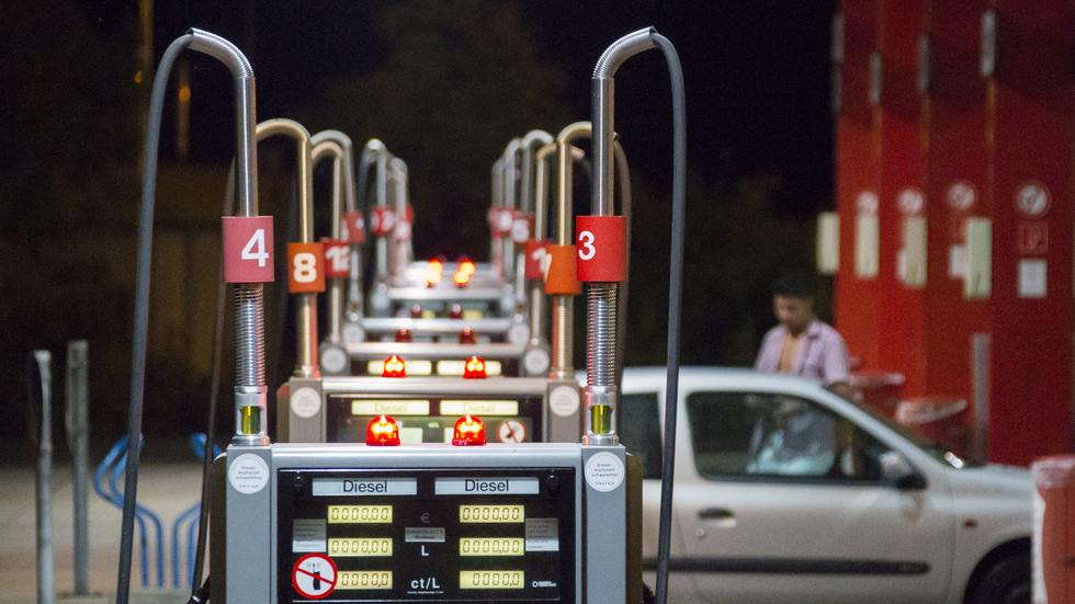 ADAC So viel teurer ist Tanken an der Autobahn ZEIT ONLINE
