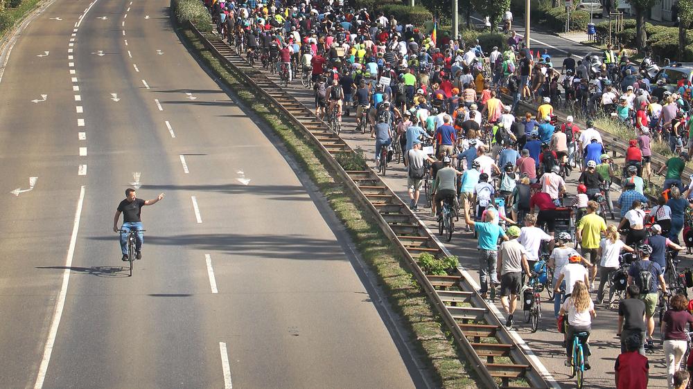 Verkehrswende: Fahrradprotest während der Automesse IAA in Frankfurt