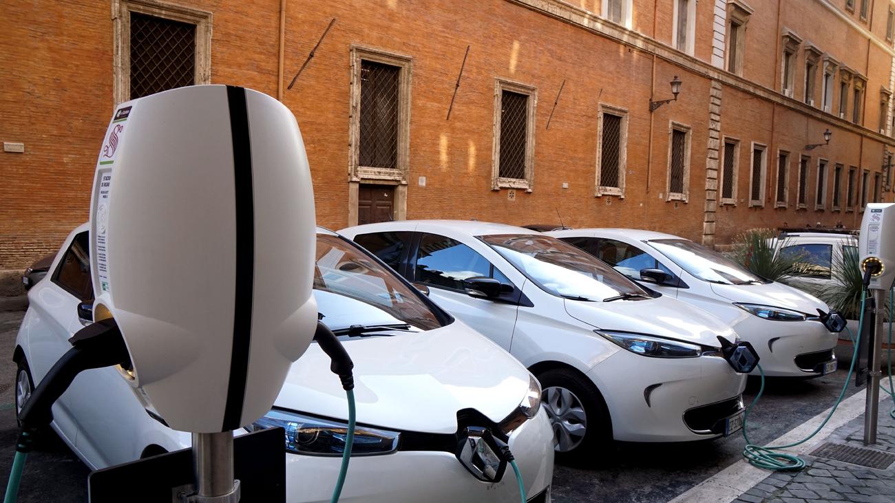Electric cars Nobody wants them without a bonus Teller Report