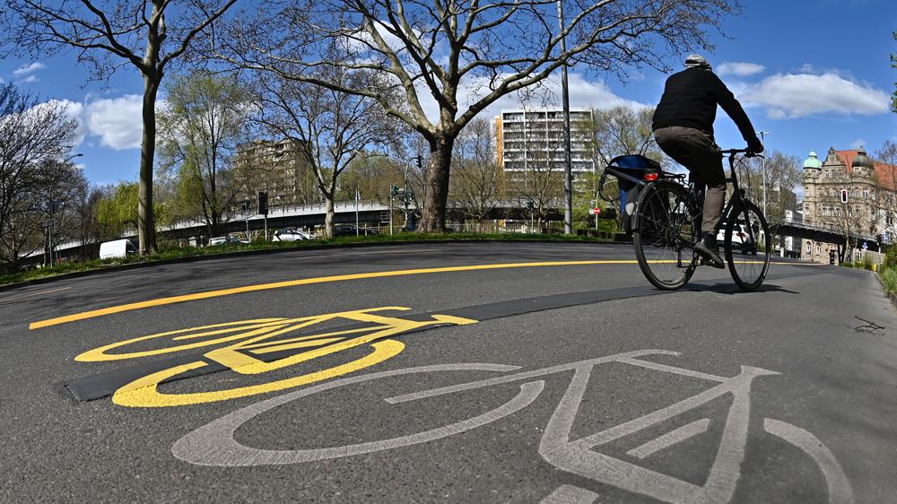 Radwege: So wie hier in Kreuzberg nutzt Berlin die leeren Straßen, um mehr Platz für Radfahrer zu schaffen.