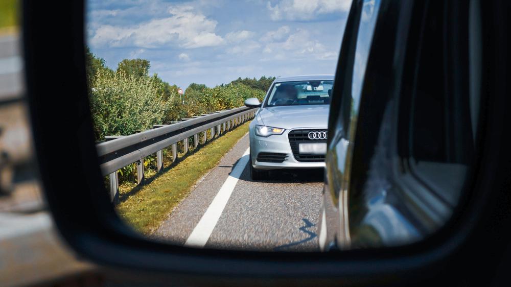 Straßenverkehr: Um ein Auto von 100 km/h zum Anhalten zu bringen, braucht man etwa 130 Meter.