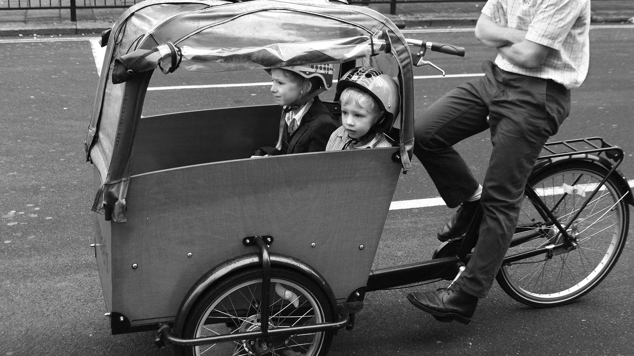 Fahrrad Wie man Kinder am besten mit dem Rad