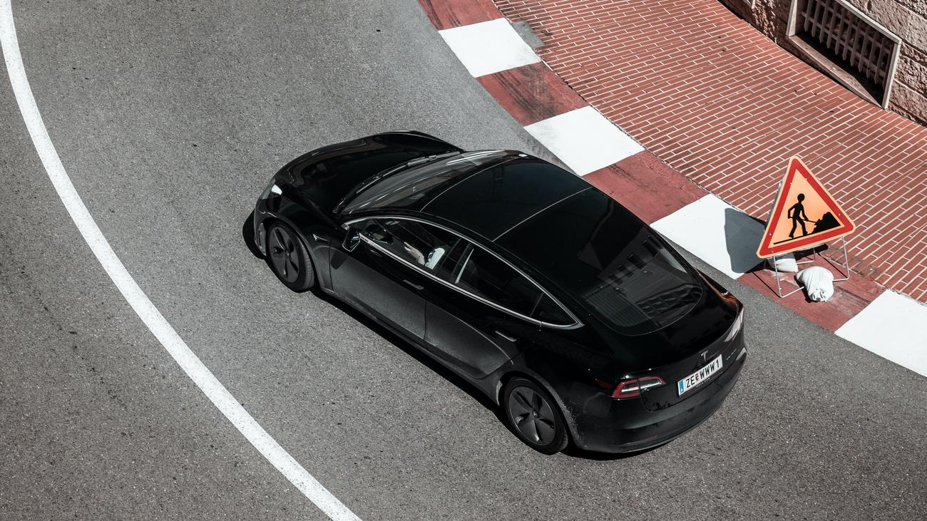 Background Tesla Market Leader In E Cars In Germany Teller Report