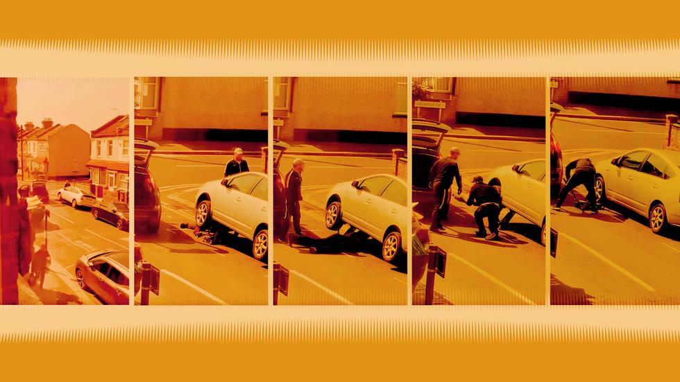 Katalysatordiebstähle: Kameraaufnahmen von Dieben, die in Stratford in Großbritannien einen Katalysator stehlen.