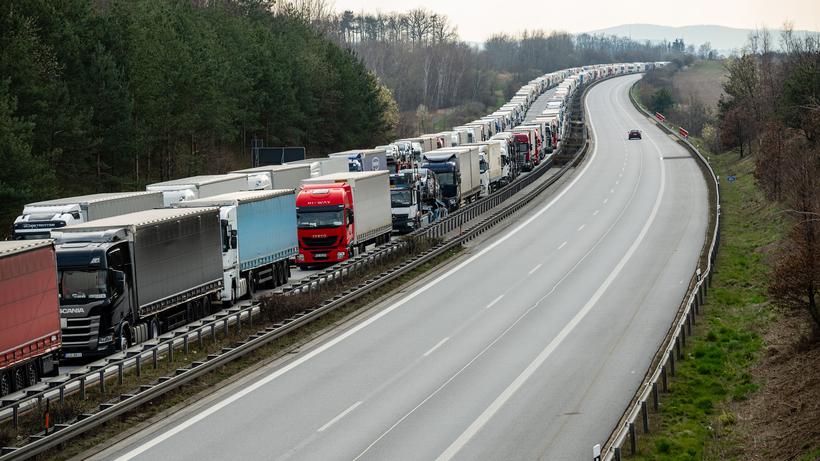 Pkw-Maut: Ein Stau auf der Autobahn 4 nahe Bautzen