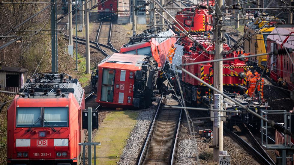 Deutsche Bahn: Bahnstrecke Berlin-Hannover Nach Unfall Auf Unbestimmte ...