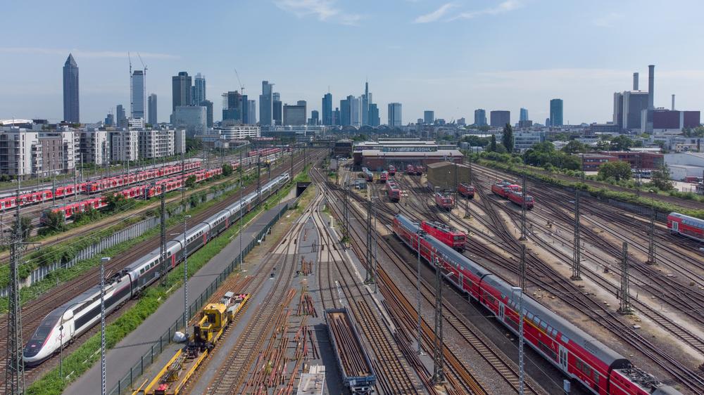 Frankfurt am Main: Das Gleisvorfeld des Frankfurter Bahnhofs. Darunter soll der Tunnel zum Tiefbahnhof verlaufen.