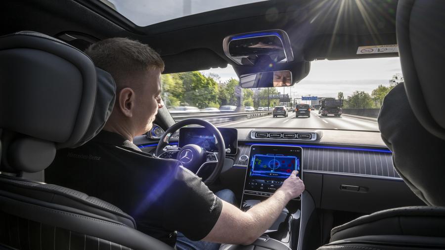 Mercedes-Benz Drive Pilot: Auto fährt, Fahrer spielt | ZEIT ONLINE
