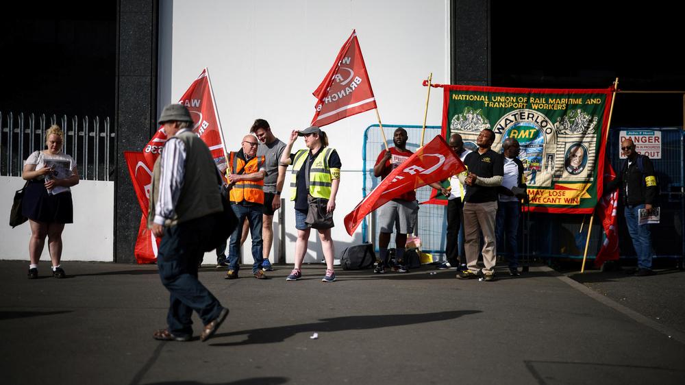 Arbeitskampf: Mitarbeiter der Bahn streiken außerhalb der Waterloo-Station in London. 