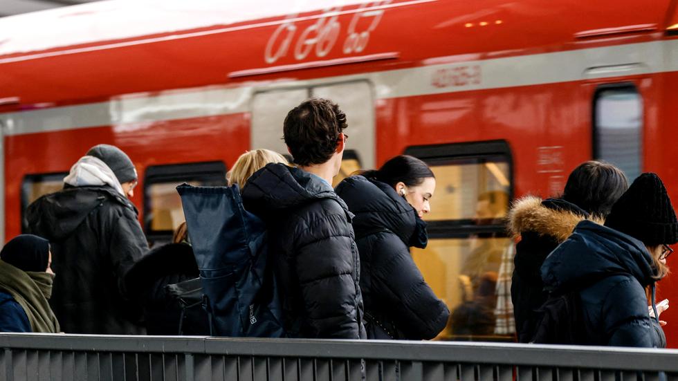 49-Euro-Ticket: Bei einem Anbieter können Kunden das Deutschlandticket bis 24 Stunden vor Monatsende kündigen.