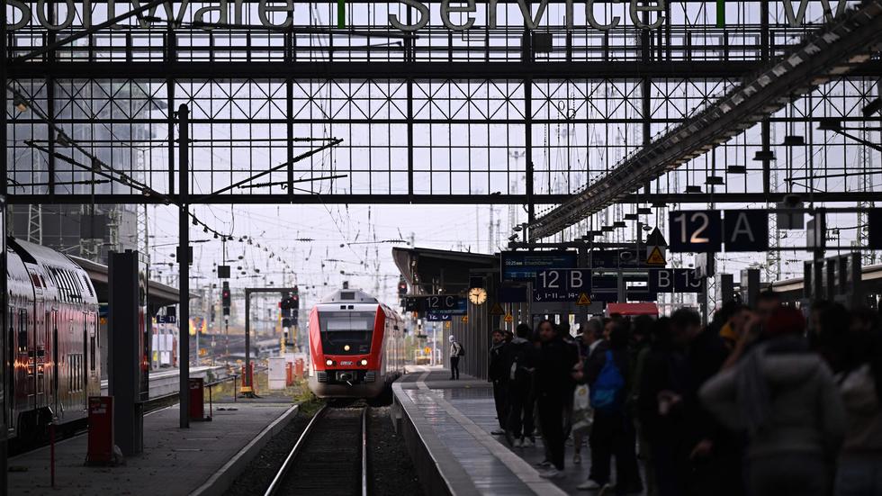 Bundesverkehrsminister: Pendler warten auf einem Bahnsteig im Hauptbahnhof von Frankfurt am Main.