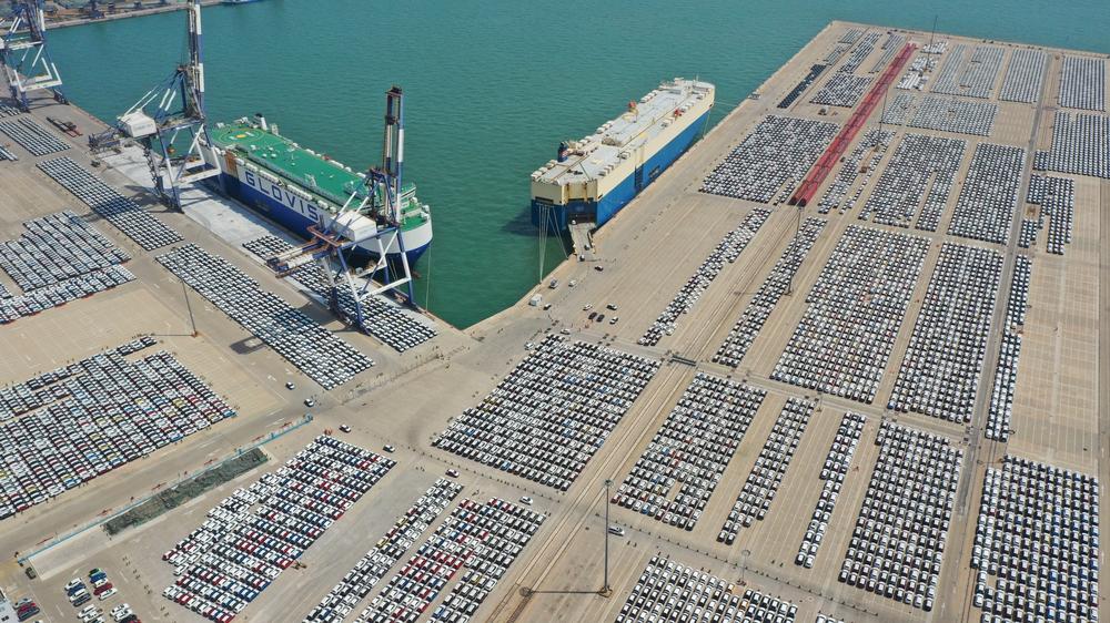 Elektromobilität: Für den Export bereitstehende Fahrzeuge am chinesischen Hafen von Yantai