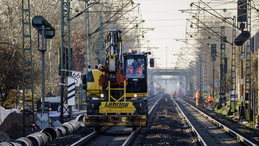 Schienennetz: Baufahrzeug auf einem gesperrten Streckenabschnitt zwischen Frankfurt am Main und Mannheim im Januar 2024. Die Strecke soll ab Juli grunderneuert werden.