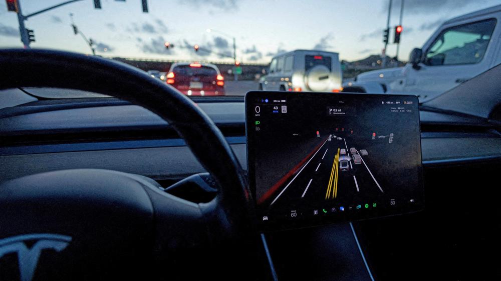 Autoindustrie: Bei Tesla läuft fast alles über den Touchscreen.  Sicherheitsexperten sind unzufrieden.