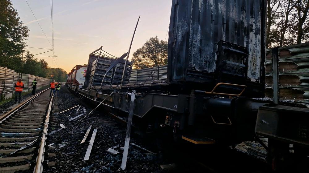 Wegen Blitzeinschlag: Ein havarierter Güterzug hat am frühen Morgen in der Region Hannover zu erheblichen Störungen im überregionalen Bahnverkehr geführt.