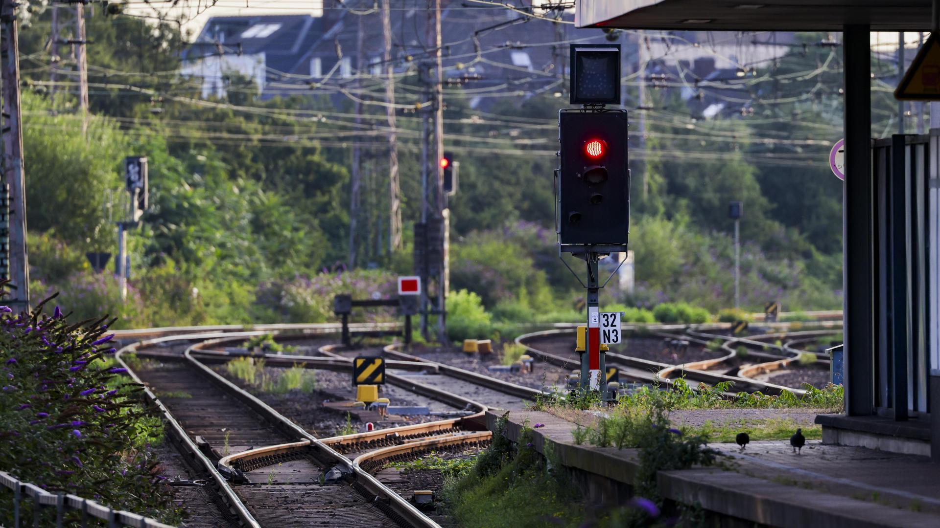 Deutsche Bahn: Bahn will nach Milliardenverlust Tausende Stellen streichen