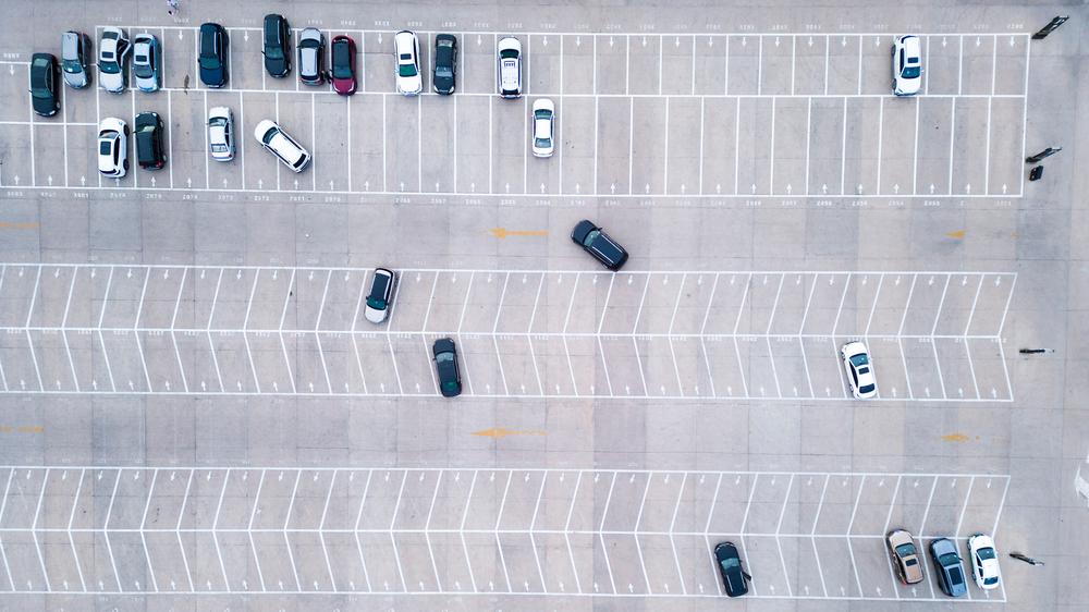 Firmenwagen: Viele Mitarbeiter kommen mit dem Auto zur Arbeit. Manche bekommen von der Firma einen Wagen zur Verfügung gestellt, den sie auch privat nutzen können.