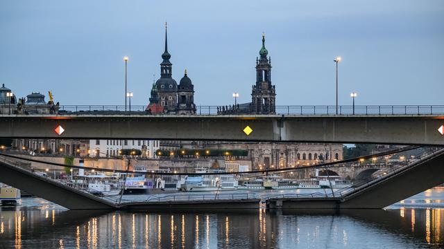 Dresden: Teile der Carolabrücke über Elbe eingestürzt