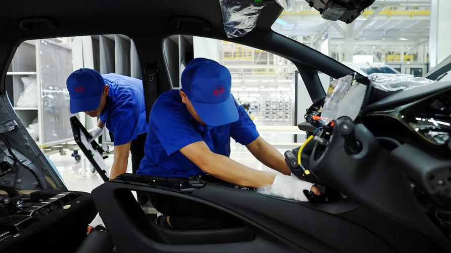 E-Mobilität: Workers assemble an EV car inside BYD's first electric vehicle (EV) factory in Southeast Asia, a fast-growing regional EV market where it has become the dominant player, in Rayong, Thailand, July 4, 2024. REUTERS/Chalinee Thirasupa