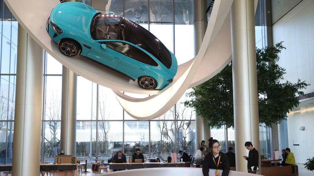 Autoindustrie in China: Neue Akteure wie Xiaomi, auf dem Bild des SU7 in einer Arbeit in Peking, verschärfen den Wettbewerb auf dem chinesischen Elektroautosmarkt.