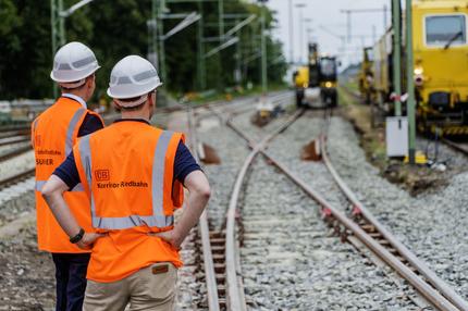 Deutsche Bahn: Teilnehmer des Presserundgangs schauen auf die Baustelle im Abschnitt am Bahnhof Mörfelden/Walldorf. Die Deutsche Bahn AG gibt eine Zwischenbilanz zur Generalsanierung der Riedbahn. Die „Riedbahn“ ist eine Bahn-Strecke von Mannheim nach Frankfurt am Main – eine der wichtigsten und höchstfrequentierten Bahnstrecken in Deutschland. Die Sanierung soll bis zum 14. Dezember 2024 abgeschlossen sein. Die DB AG will bis dahin die Gleise und die Signaltechnik erneuern, Schallschutzwände modernisieren oder neu installieren sowie 20 Bahnhöfe modernisieren. (zu dpa: «Mega-Baustelle Riedbahn fertig - Züge wieder pünktlicher?») +++ dpa-Bildfunk +++
