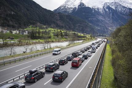 Tourismus: Der Oster-Reiseverkehr auf der Autobahn A2 vor dem Gotthardtunnel zwischen Göschenen und Erstfeld in Richtung Süden staut sich bei Erstfeld auf mehrere Kilometer Länge, am 29. März 2024