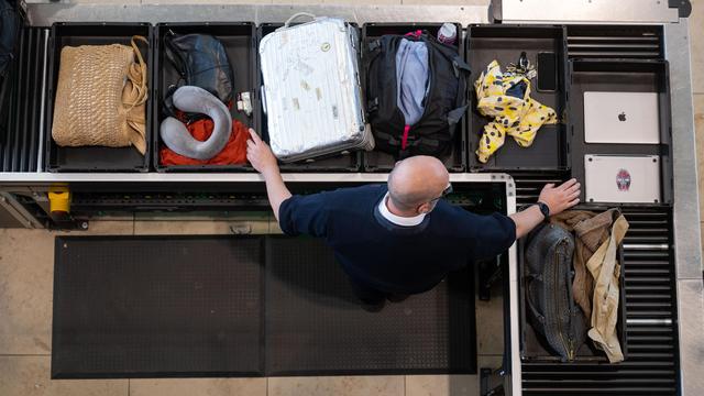 Bundesverband der Verbraucherzentralen: Verbraucherschützer verklagen drei Airlines wegen Handgepäck-Gebühren